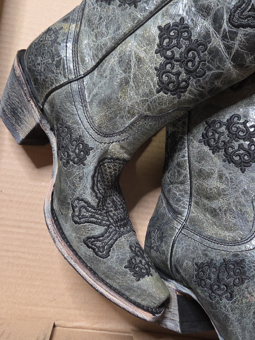 Corral Boots Sequin Embroidered Skull Dark Grey Boots Size 8 NWB - Picture 3 of 9